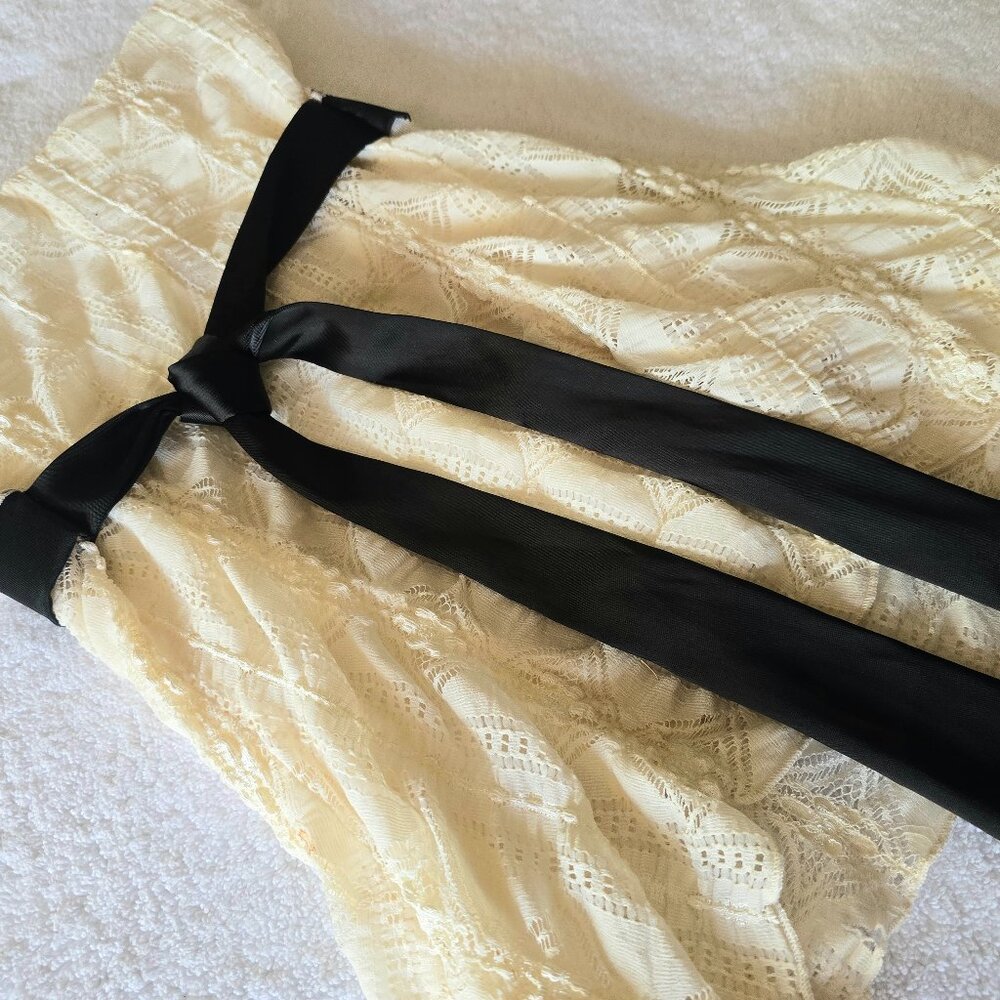 Vintage Charlotte Russe cream lace  top with a satin black ribbon